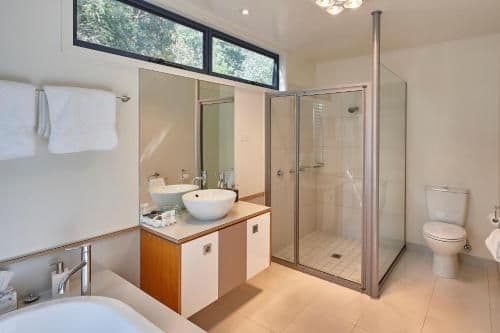 Luxury Apartment with River View - Treetops