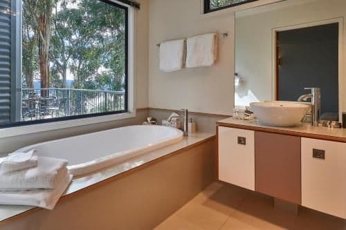 Luxury Apartment with River View - Treetops