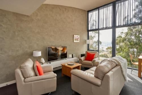 Luxury Apartment with River View - Treetops
