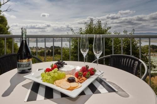 Luxury Apartment with River View - Treetops