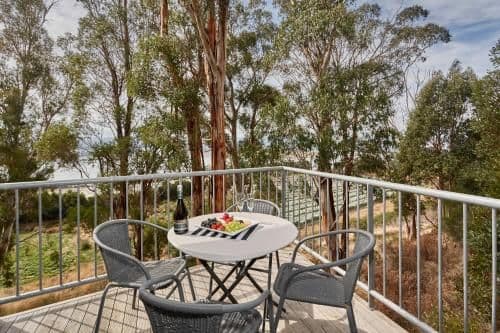 Luxury Apartment with River View - Treetops