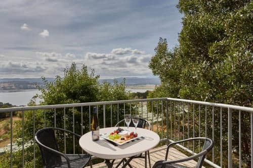 Luxury Apartment with River View - Treetops