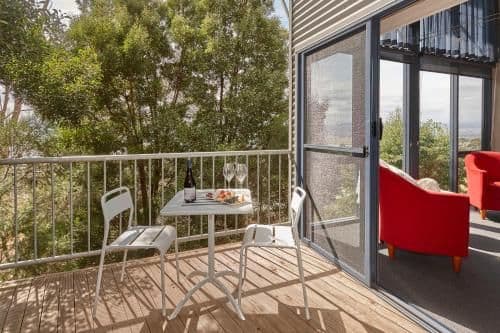 Luxury Apartment with River View - Treetops