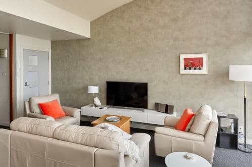 Luxury Apartment with River View - Treetops