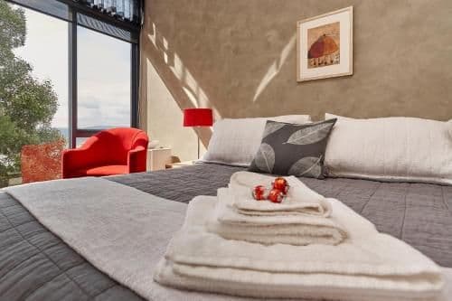 Luxury Apartment with River View - Treetops