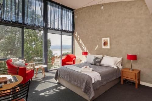Luxury Apartment with River View - Treetops