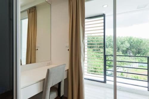 Apartment with Mountain View