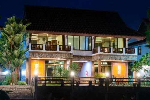 โรงแรมบ้านริมน้ำรีสอร์ต