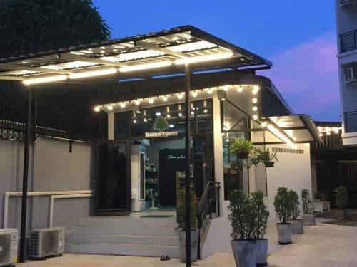 โรงแรมชาญเพลส