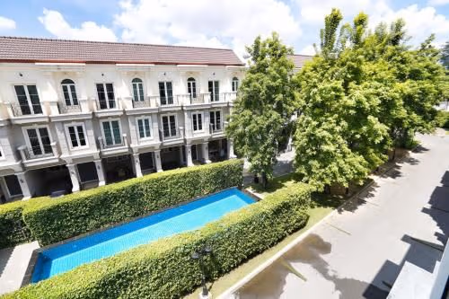Apartment with Pool View