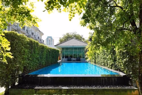 Apartment with Pool View