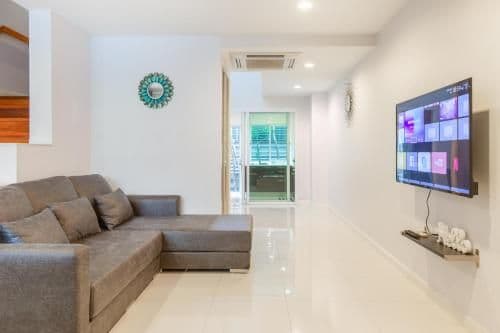 Apartment with Pool View