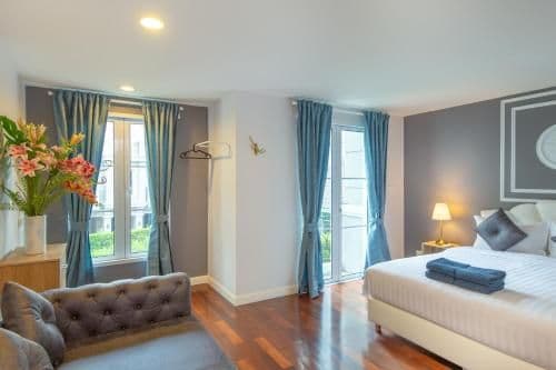 Apartment with Pool View