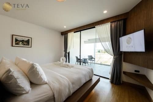 Suite with Mountain View