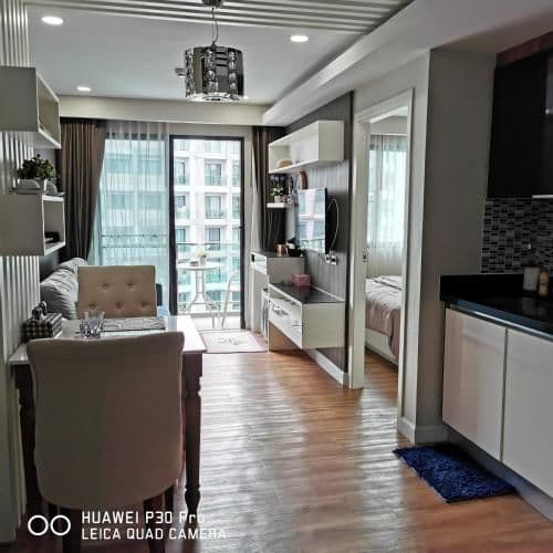 Apartment with Pool View
