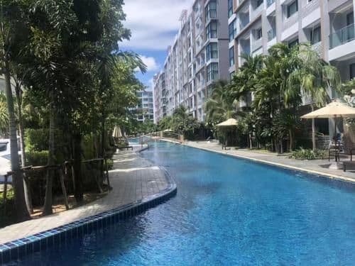 Apartment with Pool View