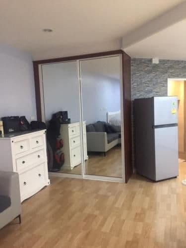 King Studio with Sofa Bed