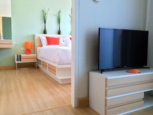 Deluxe One-Bedroom Apartment