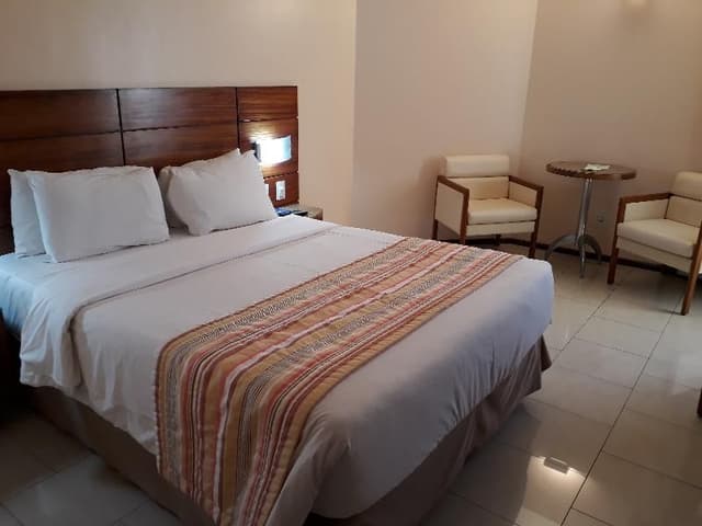 JUNIOR SUITE QUEEN SIZE BED