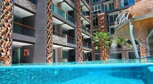 Apartment with Pool View