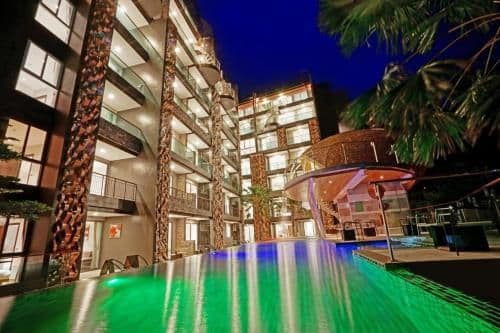 Apartment with Pool View