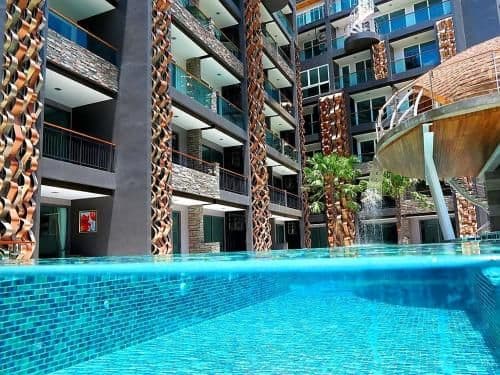 Apartment with Pool View
