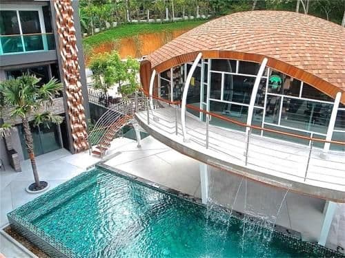 Apartment with Pool View