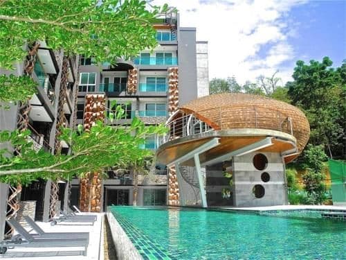 Apartment with Pool View