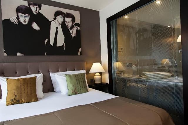 SINGLE LUXURY