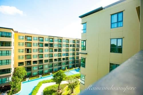 Apartment with Pool View