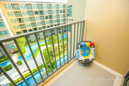 Apartment with Pool View