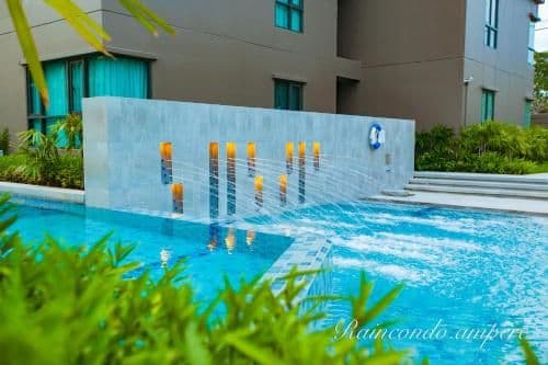Apartment with Pool View