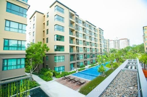 Apartment with Pool View