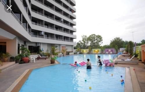 Apartment with Pool View