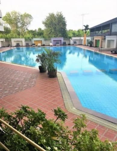 Apartment with Pool View