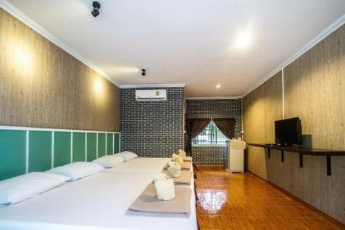 Quadruple Room with Private Bathroom