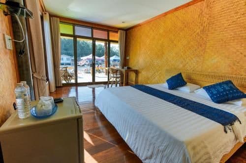 Deluxe Double Room with Side Sea View