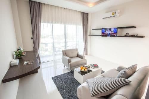 Suite with Bathtub