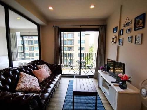 Apartment with Pool View