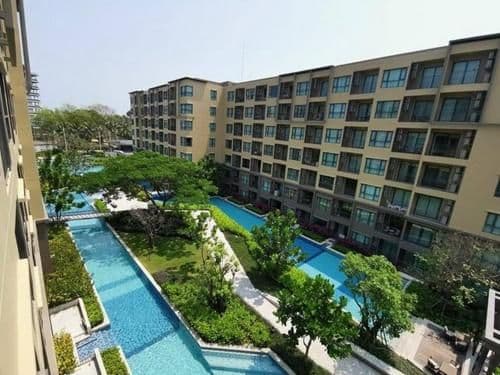 Apartment with Pool View