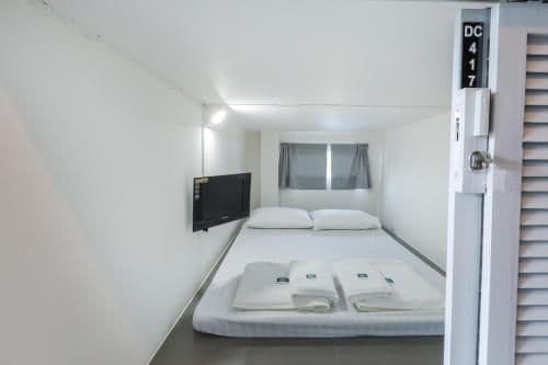 Double Capsule Bed with Window