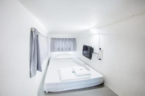 Single Capsule Bed with Window