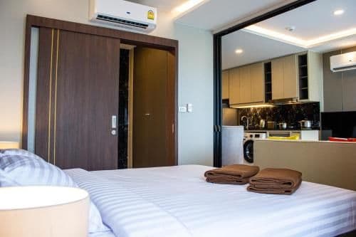 Apartment with Mountain View