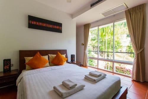 Apartment with Pool View