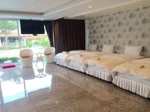 10-Bed Mixed Dormitory Room