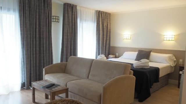 DOUBLE WITH DOUBLE BED