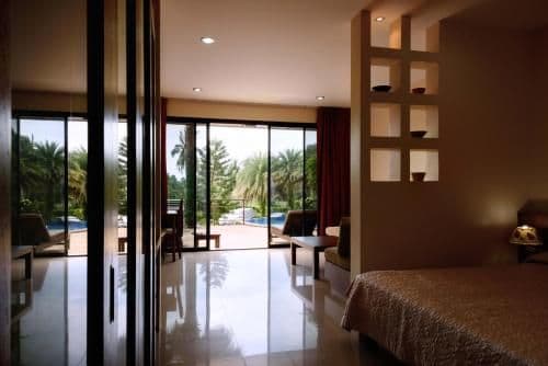 Apartment with Pool View