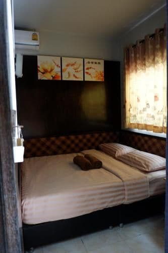 Standard Queen Room with Shared Bathroom and Window