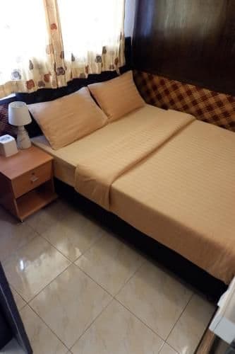 Standard Queen Room with Shared Bathroom and Window