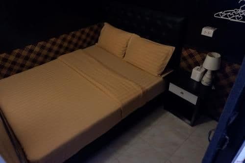 Standard Queen Room with Shared Bathroom - No Window